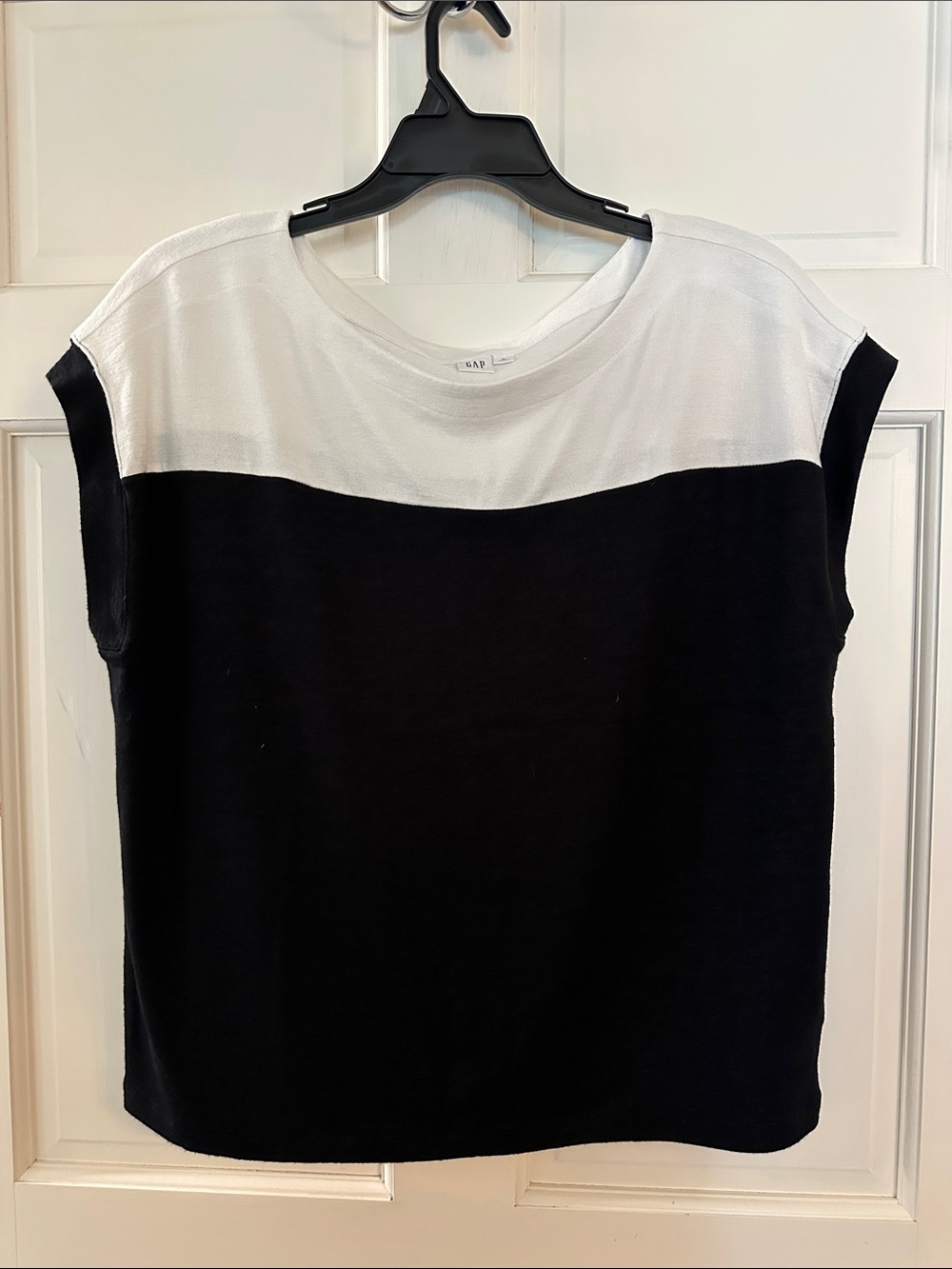 GAP Black and White Colorblock Short Sleeve Top